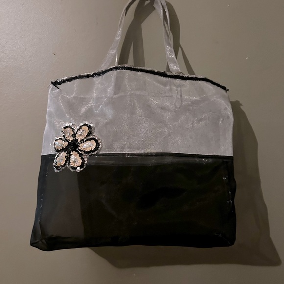 Mesh bag great for grocery shopping or keeping stuff and very beachy - Picture 1 of 2